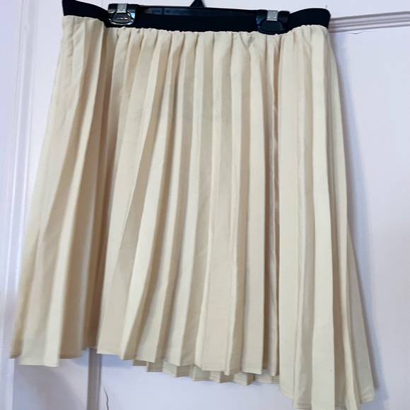 Willow & Clay Pleated Mini Skirt Size L NWT - Picture 4 of 6